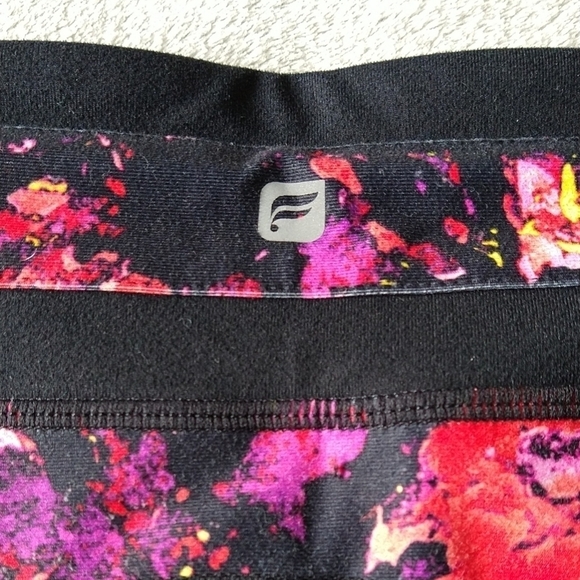Fabletics Camacan Floral Black Capri Cropped Active Leggings Athleisure Workout - Picture 7 of 7